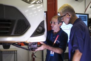 Professor e aluno de Cursos Técnicos de Manutenção Automotiva